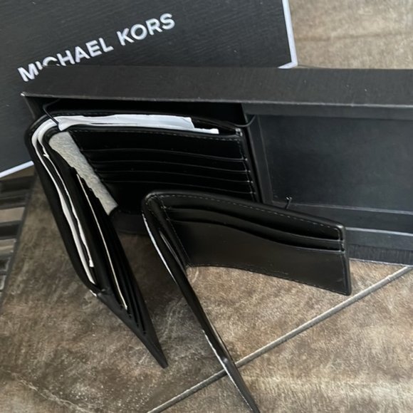 Michael Kors Boxed Signature 3 in 1 Bifold Wallet In White / Pearl Grey - Picture 3 of 12